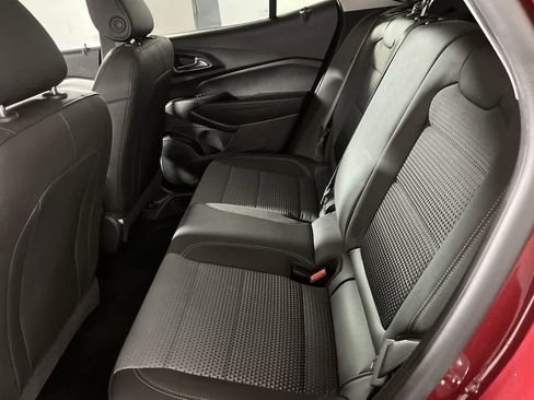 Used 2025 Chevrolet Trax LT w/ LT Convenience Package image 25