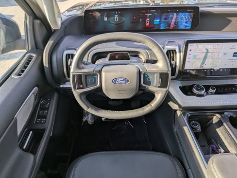 Used 2025 Ford Expedition Active AWD/4WD image 12