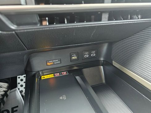 Used 2025 Toyota Camry SE w/ Convenience Package image 25