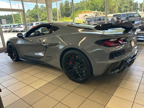 Used 2025 Chevrolet Corvette Z06 RWD image 7