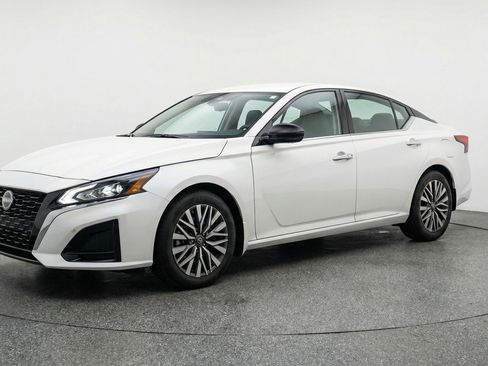 Used 2025 Nissan Altima 2.5 SV FWD image 3