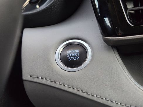 Used 2021 Toyota Highlander XLE FWD image 19