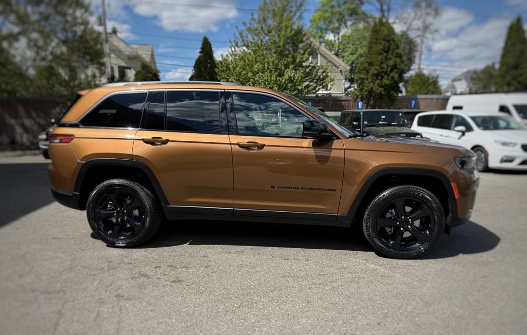 New 2026 Jeep Grand Cherokee Limited w/ Limited Altitude Package AWD/4WD image 4