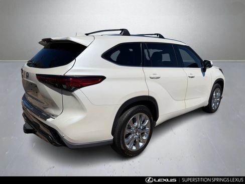 Used 2021 Toyota Highlander Limited image 3