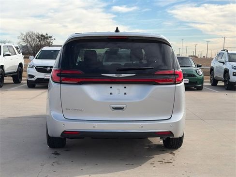 Used 2024 Chrysler Pacifica Touring-L image 8