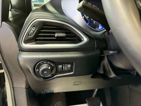 Used 2025 Chrysler Pacifica Limited image 21