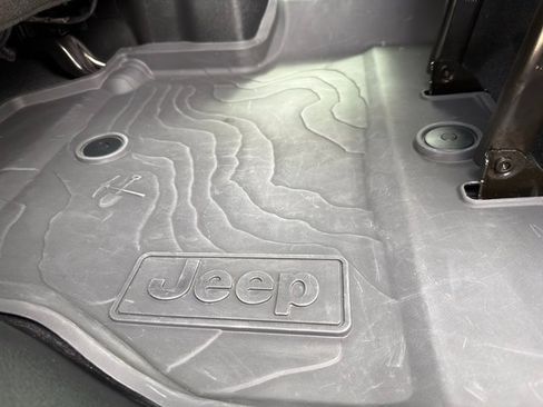 Used 2024 Jeep Wrangler Sahara image 28