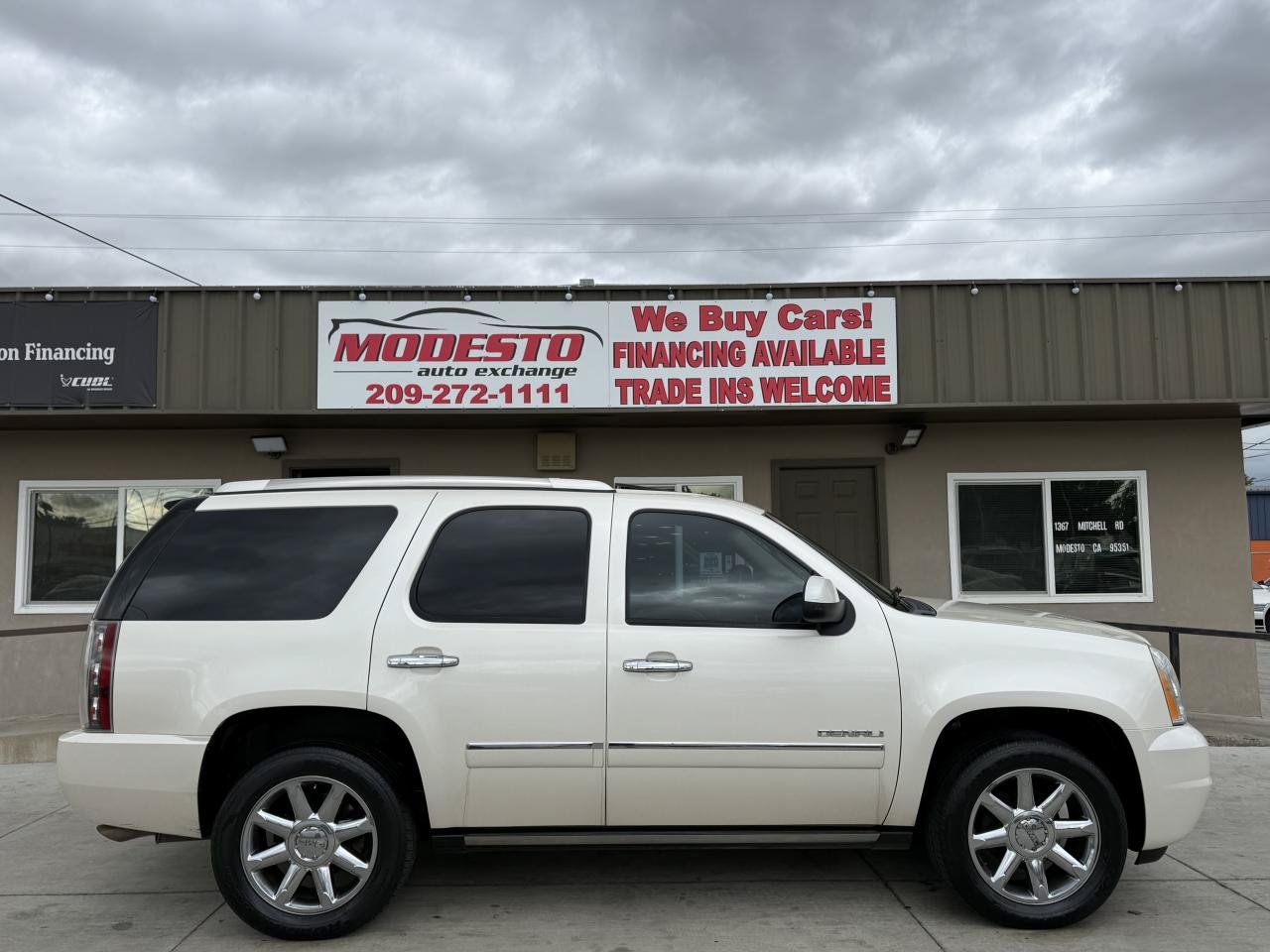 Used 2013 GMC Yukon Denali AWD/4WD image 2