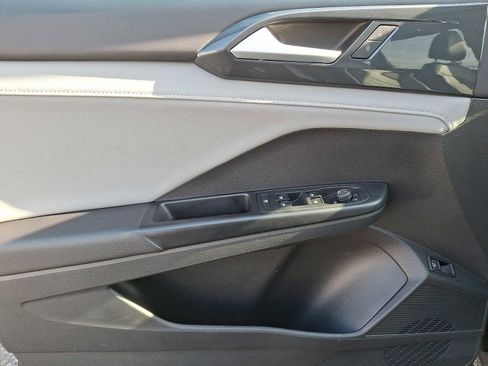 Used 2022 Volkswagen Taos SEL w/ Panoramic Sunroof Package image 9