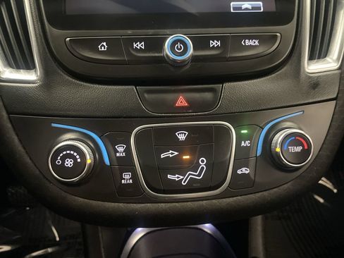 Used 2017 Chevrolet Malibu LT FWD image 12