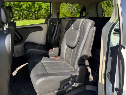 Used 2016 Chrysler Town & Country Touring FWD image 14