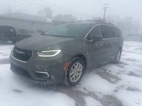 Used 2022 Chrysler Pacifica Touring-L image 1