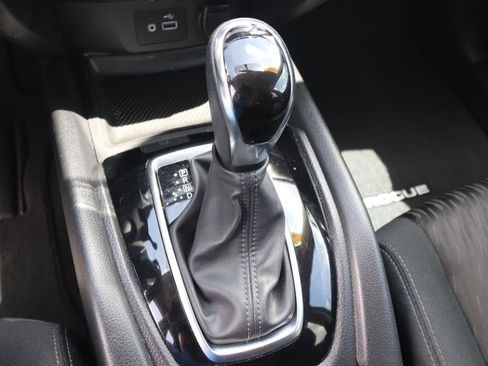 Used 2018 Nissan Rogue SV FWD image 21