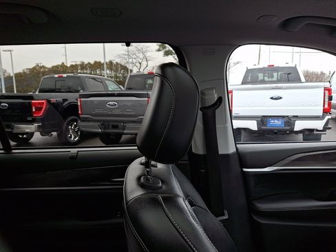 Used 2023 Jeep Grand Cherokee L Limited w/ Luxury Tech Group II image 13