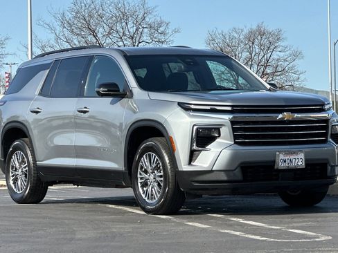 Certified 2024 Chevrolet Traverse LT image 2