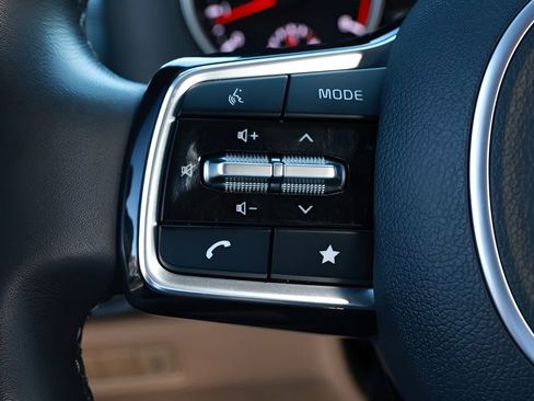 Used 2024 Kia Carnival LX FWD image 53