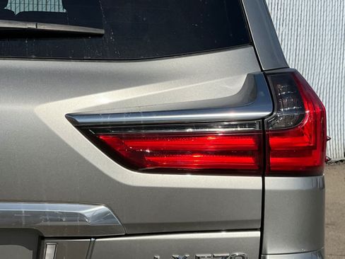 Used 2021 Lexus LX 570 4WD w/ Luxury Package image 21
