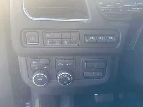 Used 2022 Chevrolet Tahoe High Country w/ Premium Package image 23