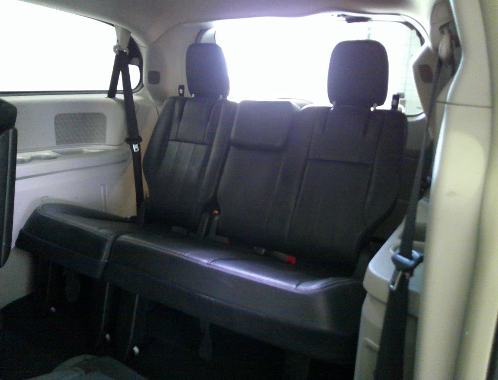 Used 2014 Chrysler Town & Country Touring FWD image 37