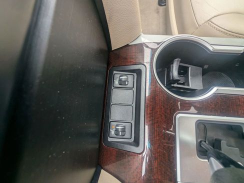 Used 2014 Toyota Camry XLE w/ Leather Package image 9