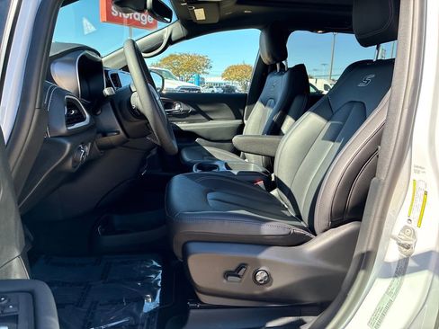 New 2026 Chrysler Pacifica Select w/ S Appearance Package image 10