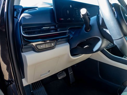 Used 2025 Kia Carnival SX Prestige image 16