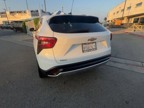 Used 2025 Chevrolet Trax LT w/ LT Convenience Package image 7