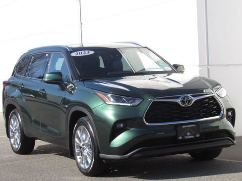 Used 2023 Toyota Highlander Limited AWD/4WD image 2