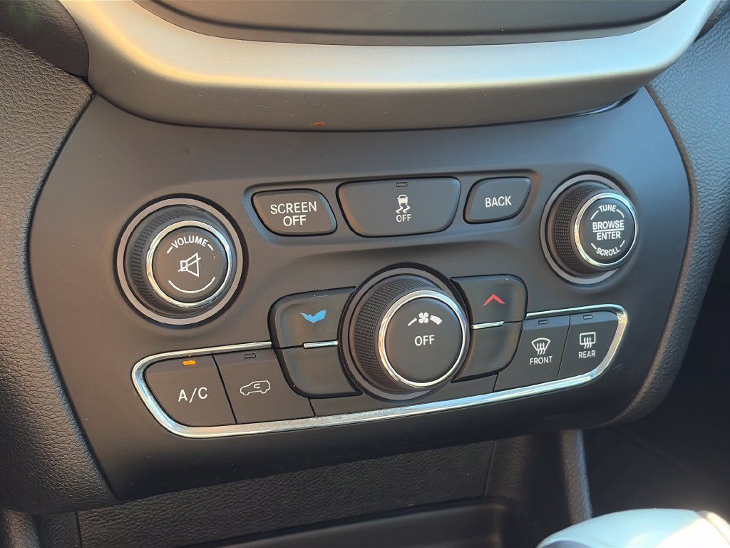 Used 2018 Jeep Cherokee Latitude Plus w/ Cold Weather Group AWD/4WD image 22