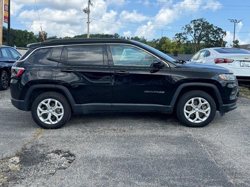 Used 2024 Jeep Compass Latitude AWD/4WD image 2
