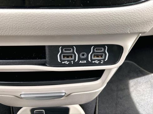 Used 2023 Chrysler Pacifica Touring-L FWD image 32