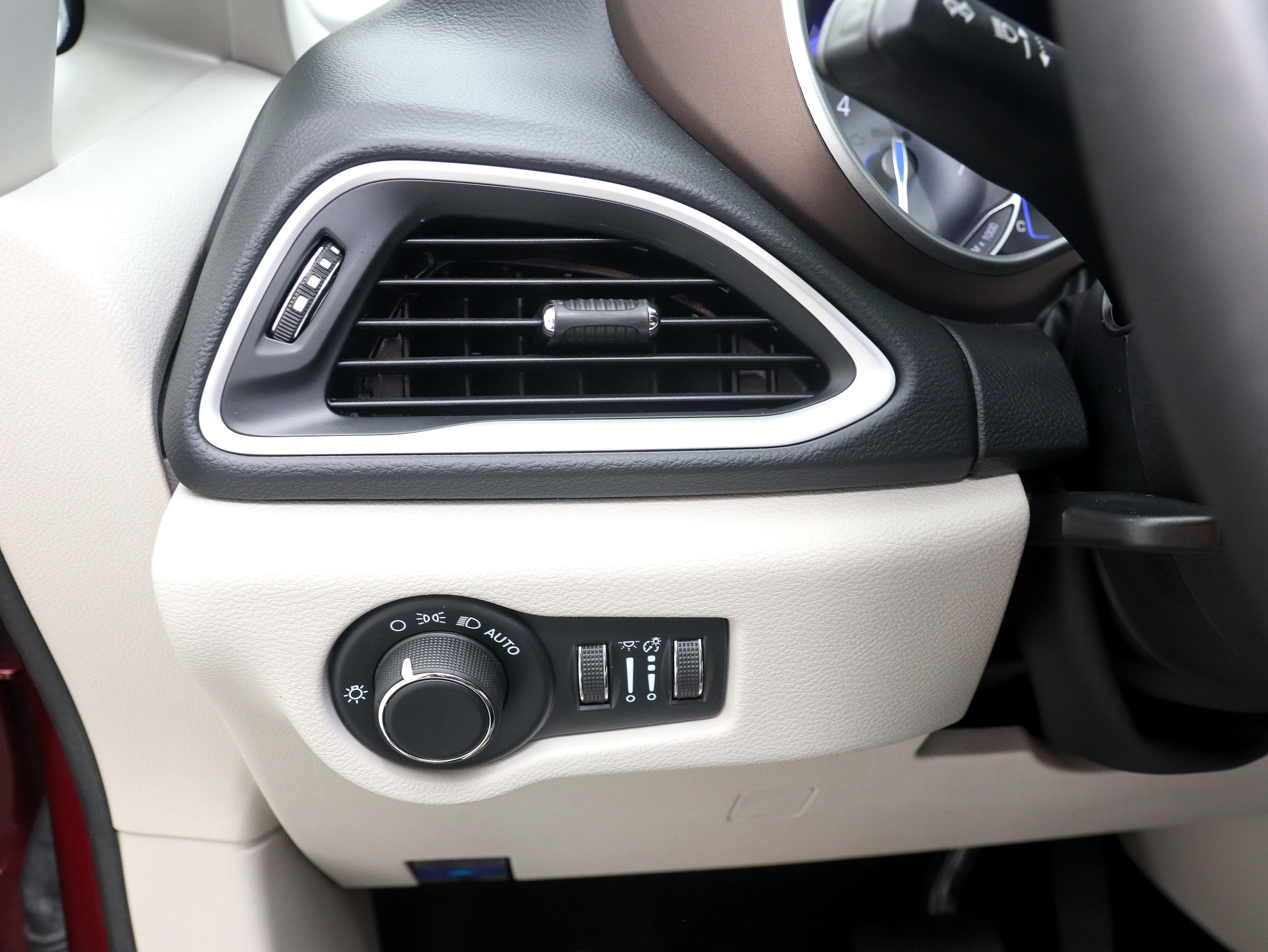 Used 2023 Chrysler Voyager LX FWD image 34
