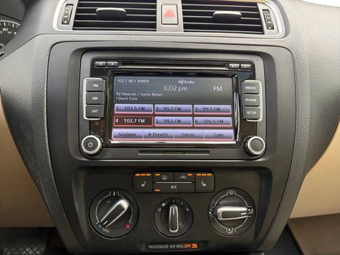 Used 2013 Volkswagen Jetta SE FWD image 23