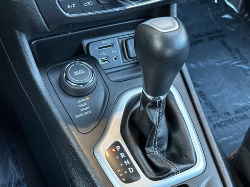 Used 2018 Jeep Cherokee Latitude Plus w/ Comfort/Convenience Group AWD/4WD image 21