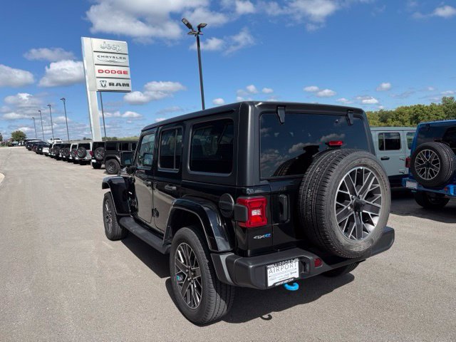 Used 2023 Jeep Wrangler Unlimited Sahara w/ Cold Weather Group AWD/4WD image 5