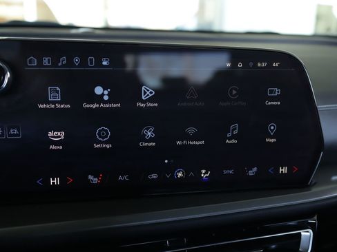 Used 2024 Chevrolet Traverse LT image 14