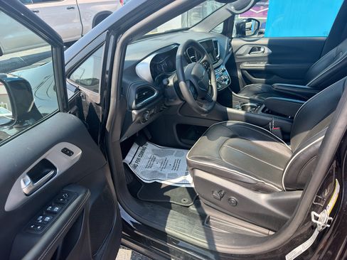 Used 2025 Chrysler Pacifica Limited FWD image 9