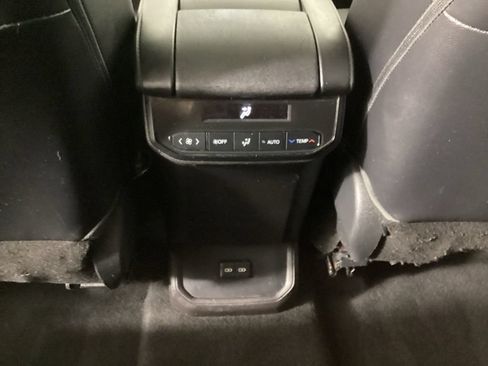 Used 2022 Toyota Highlander XLE AWD/4WD image 36