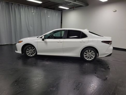 Used 2021 Toyota Camry LE FWD image 5