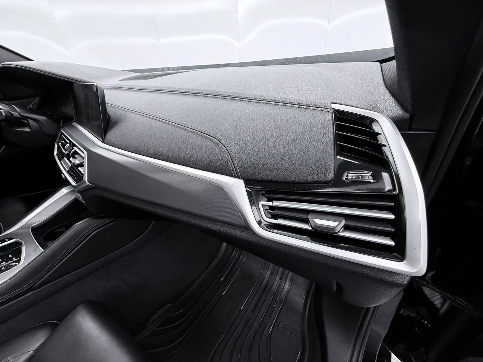 Used 2023 BMW X6 xDrive40i w/ M Sport Package AWD/4WD image 14