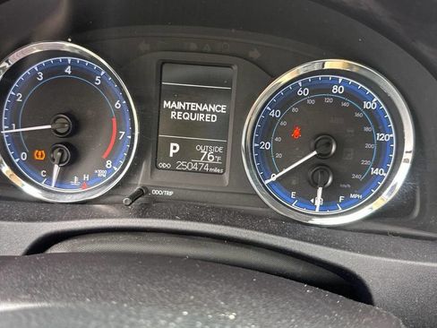 Used 2018 Toyota Corolla LE FWD image 2