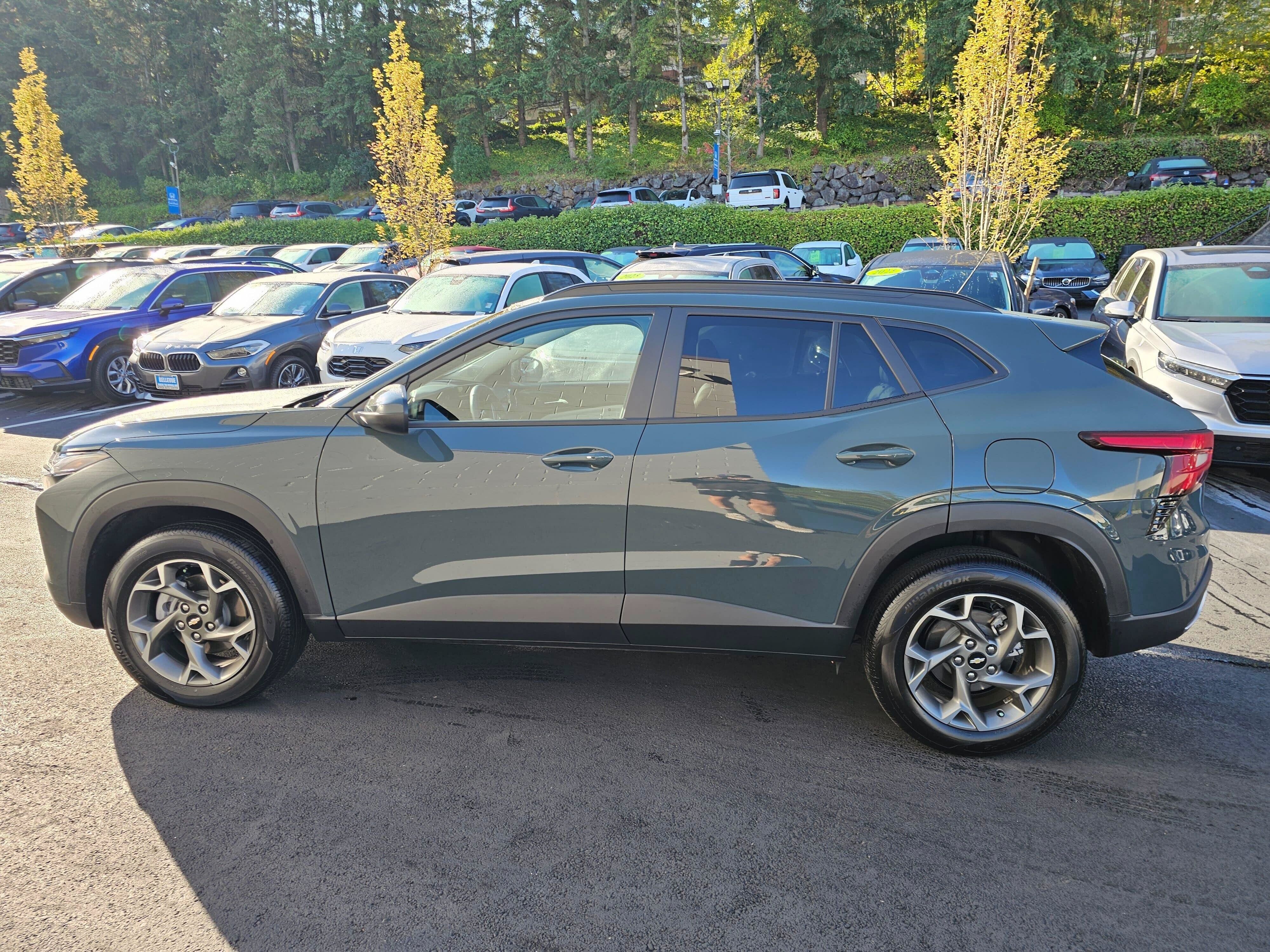 Used 2025 Chevrolet Trax LT w/ LT Convenience Package FWD image 4