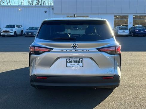 Certified 2022 Toyota Sienna LE image 4