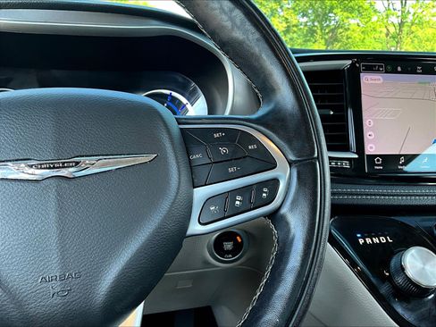 Used 2022 Chrysler Pacifica Touring-L w/ Uconnect Theater Family Group FWD image 11