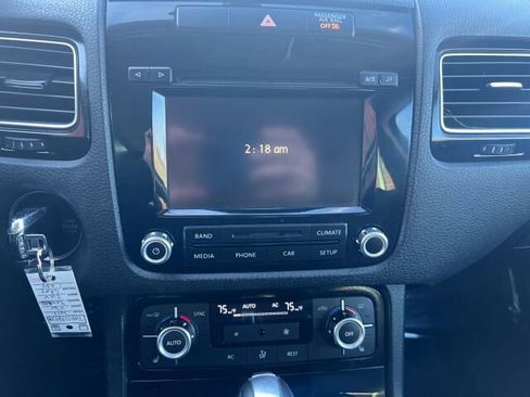 Used 2013 Volkswagen Touareg Sport image 15