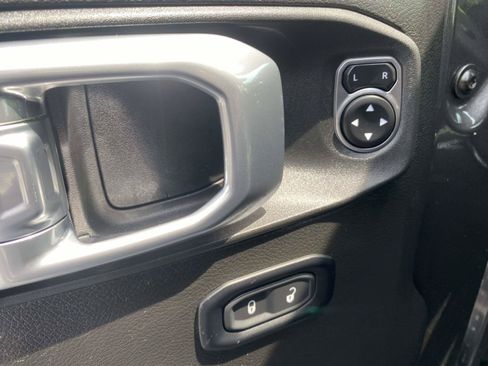 Used 2025 Jeep Wrangler Unlimited Rubicon AWD/4WD image 18