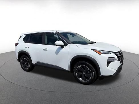 Used 2025 Nissan Rogue SV AWD/4WD image 2