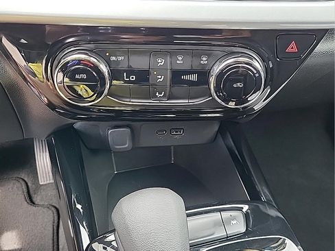 Used 2025 Chevrolet Trax LT FWD image 23