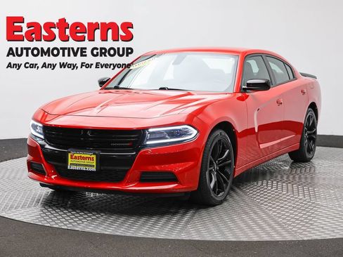Used 2018 Dodge Charger SXT w/ Blacktop Package RWD image 2