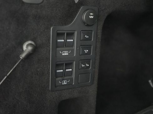 Used 2017 Land Rover Discovery HSE image 38